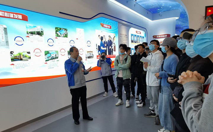 景書記從大香蕉在线播放的品牌、企業理念、公司規模、全球布局等方麵介紹了公司